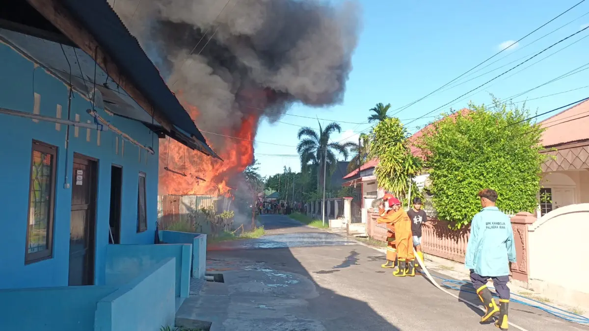 TERBAKAR : &nbsp;Sebuah bangunan rumah dinas milik TNI yang berada di belakang Markas Pemadam Kebakaran Kota Palangka Raya dilalap si jago merah, Sabtu (20/6/2026).