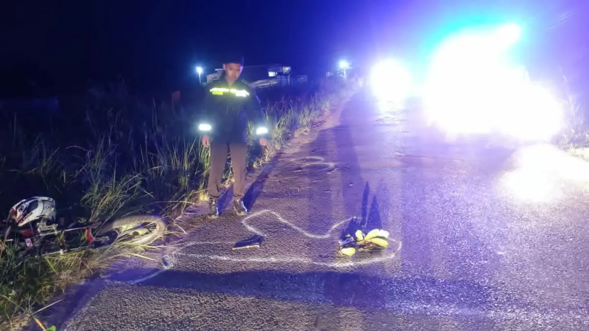 TKP KECELAKAAN: Jalan G Obos XIV Km 3, Kelurahan Menteng, Kecamatan Jekan Raya, berubah menjadi lokasi maut pada Jumat malam (19/6/2026). Seorang pesepeda tewas mengenaskan setelah ditabrak sepeda motor Yamaha RX-King yang melaju dari arah belakang dengan kecepatan tinggi. (Warga/Radar Sampit)