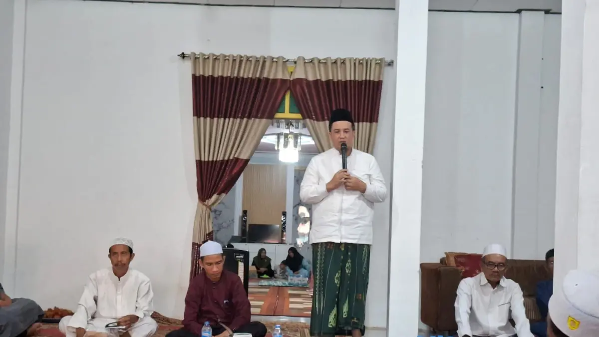 Bupati Lamandau, Rizky Aditya Putra, saat menghadiri Haul Datu Dobeng Kai Sulaiman, di Nanga Bulik, Kabupaten Lamandau, Sabtu (20/6).(ist)