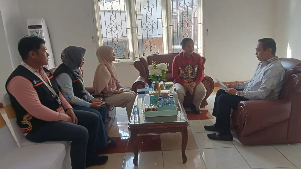 Bupati Sukamara, Masduki saat menjalani sensus ekonomi, baru-baru tadi.(ist)