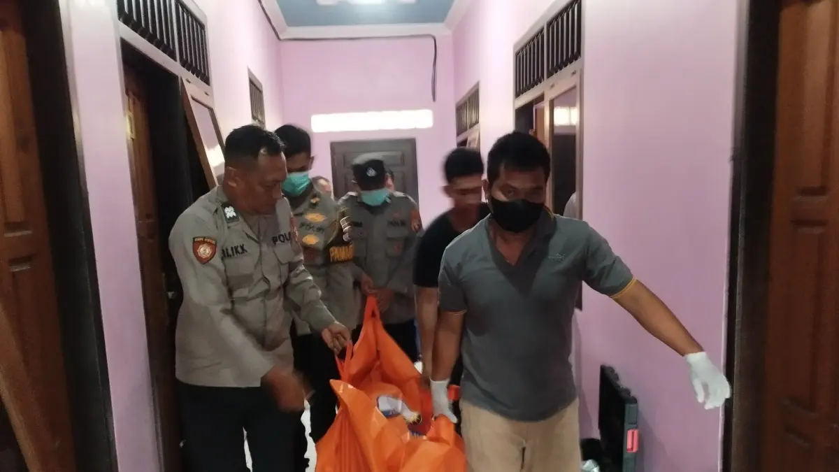 EVAKUASI: Kepolisian mengevakuasi jenazah Hermanto (62) yang ditemukan meninggal dalam kamar Losmen Permata Hijau, Kumai, Minggu 21 Juni 2026.