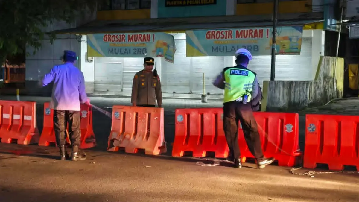 Jajaran Polsek Pahandut saat turun memasang barrier guna mencegah balapan liar.(istimewa/Polsek Pahandut)