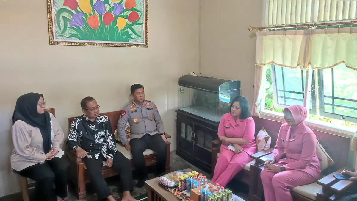 Kapolda Kalteng Irjen Pol Iwan Kurniawan bersama Ketua Bhayangkari Kalteng Maya Iwan Kurniawan saat menyambangi purnawirawan Polri, yang mengalami sakit, Sabtu (20/6).(dodi/radarsampit)