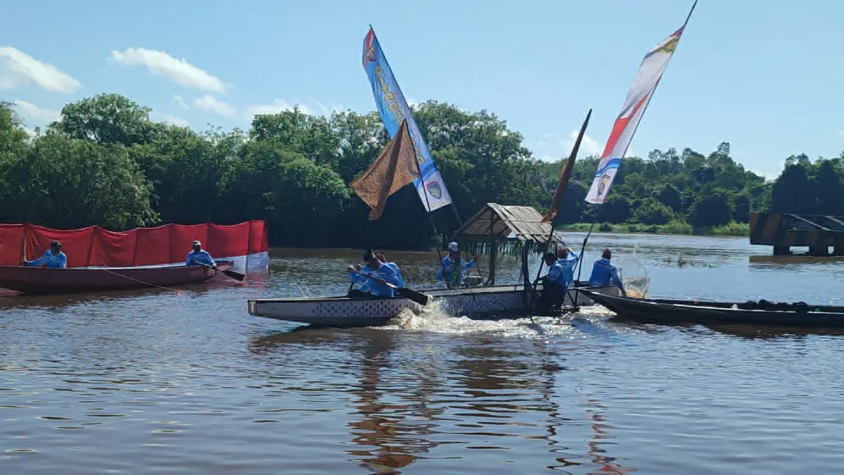 Kapolda Kalteng Irjen Pol Iwan Kurniawan saat ikut serta lomba Besei Kambe di Bawah Jembatan Kahayan, Palangka Raya. (dodi/radarsampit)