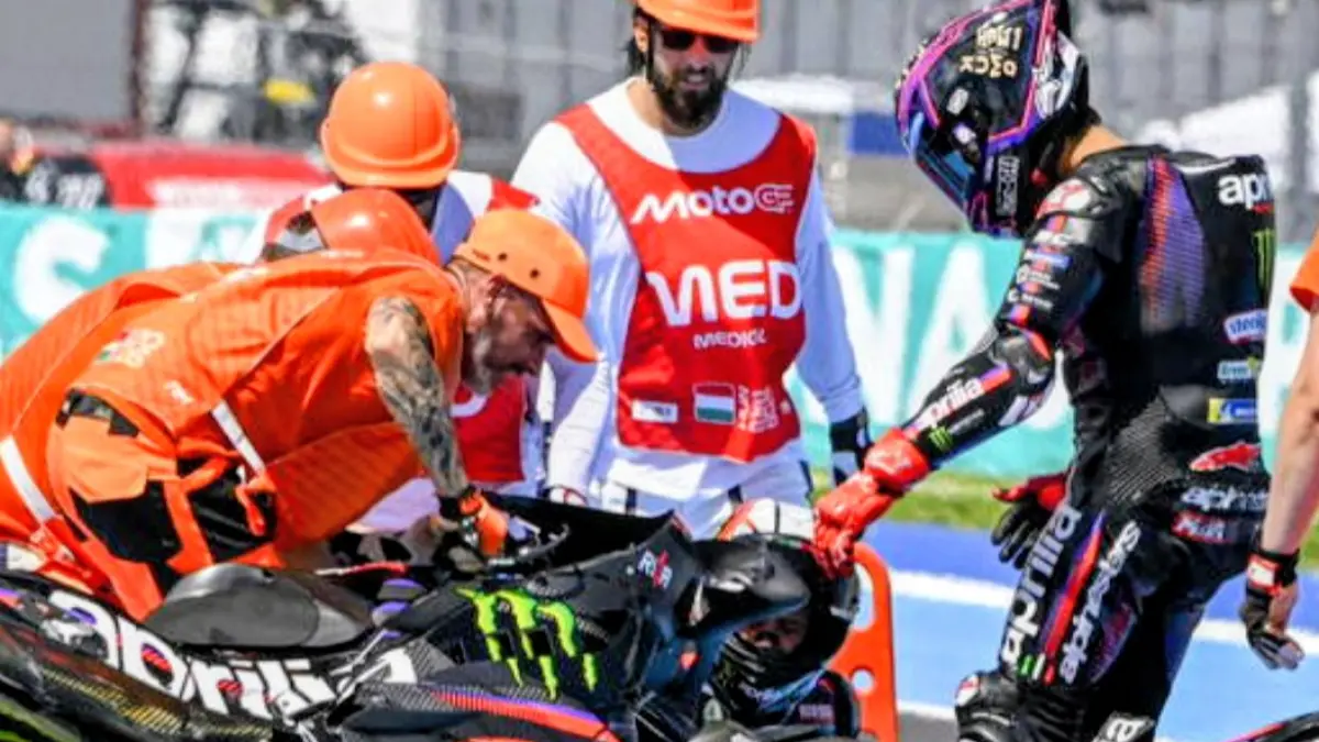 Marco Bezzecchi saat mengalami kecelakaan pada kelas Sprint Race MotoGP Ceko 2026 di Sirkuit Brno, Sabtu 20 2026. (net/crash)