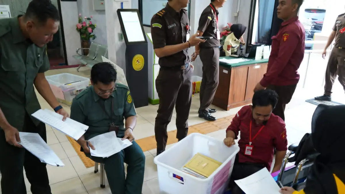 Situasi pemberkasan perkara tipikor tata kelola pertambangan Zirkon di Kalteng periode 2020-2025 menjelang dilimpahkan ke Pengadilan Tipikor pada Pengadilan Negeri Palangka Raya, belum lama tadi.(ist/kejati kalteng)