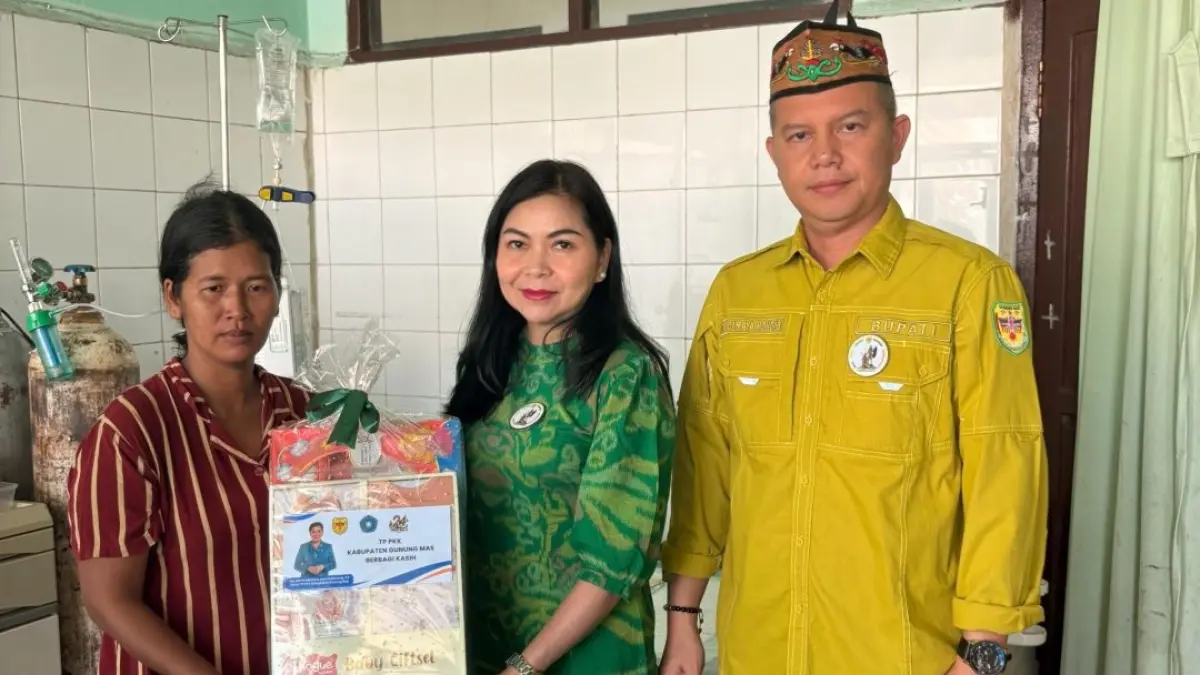 Suasana penyerahan bantuan kasih kepada ibu bayi yang dirawat di RSUD Kuala Kurun, Sabtu (20/6). (DISKOMINFO SANTIK GUMAS)