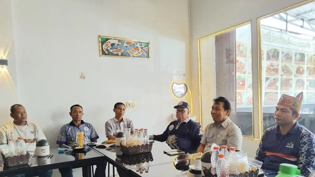 Suasana pertemuan panitia lomba karnaval budaya dengan pihak MDAHK dan panitia hari jadi ke-24 Kabupaten Gumas, Sabtu (20/6). (ARHAM SAID/RADAR SAMPIT) 