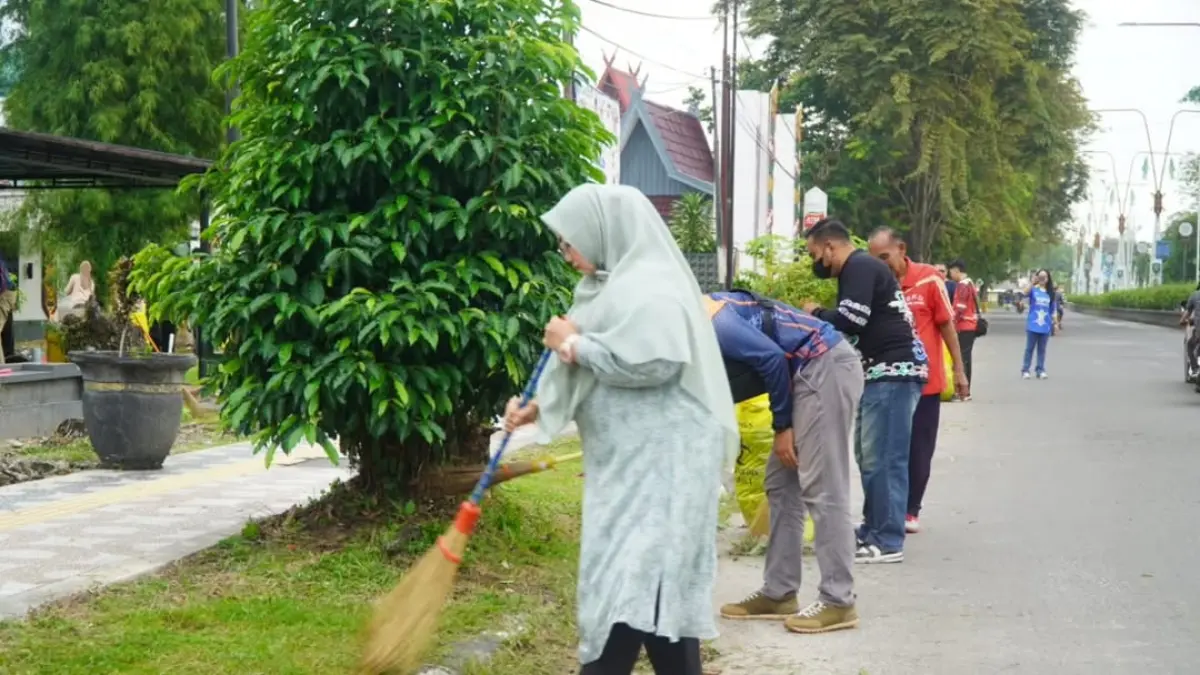 Wakil Bupati Kotim, Irawati saat melaksanakan aksi kerja bakti dalam rangka memperingati Hari Lingkungan Hidup Sedunia Tahun 2026, belum lama ini.  (Kominfo Kotim/Radar Sampit)