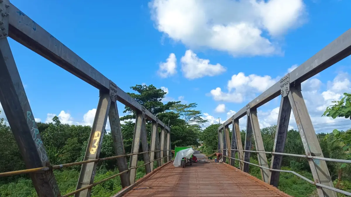 Perbaikan jembatan Kapten Mulyono di Sampit kini memasuki tahap pemasangan plat besi pada hari kedua, Senin (22/6/2026). Pekerjaan ini menjadi lanjutan dari pembongkaran lantai kayu ulin yang sebelumnya telah selesai dilakukan. (Usay Nor Rahmad/Radar Sampit)