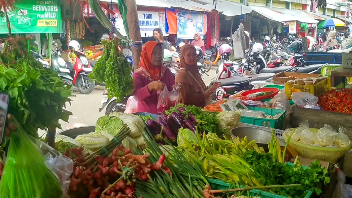 Aktivitas jual beli bahan pokok di pasar tradisional Kuala Pembuang. (dok.radarsampit)