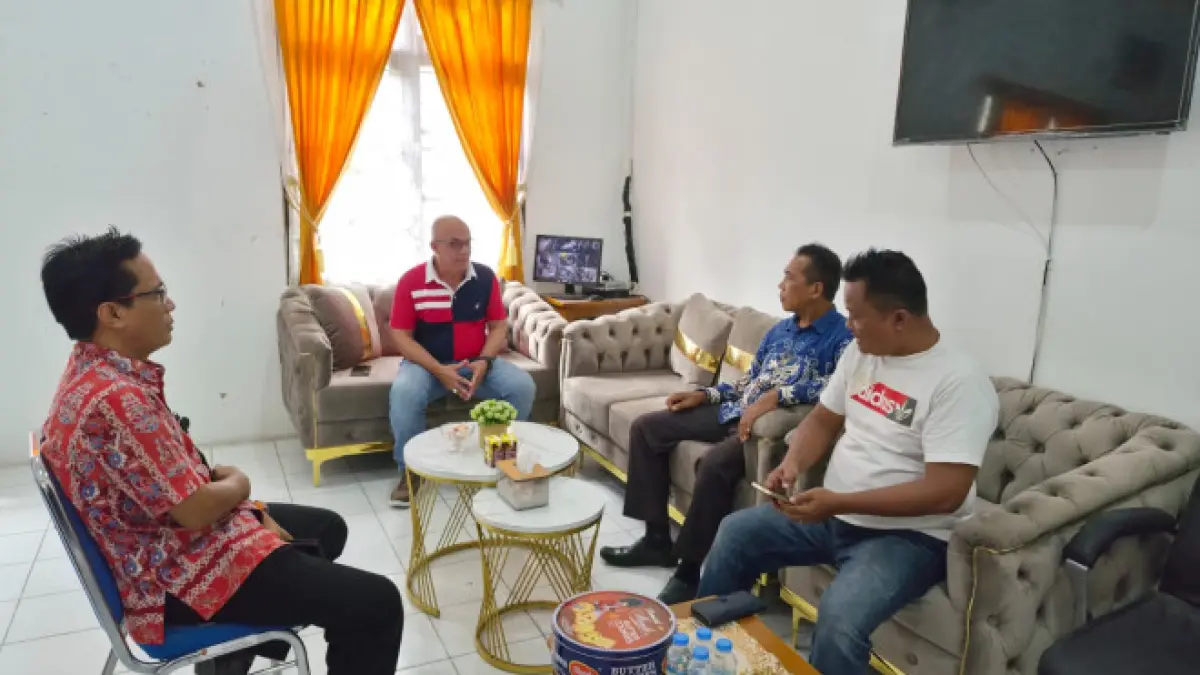 Anggota DPRD Lamandau saat berkunjung ke Dinas Perumahan Rakyat, Kawasan Permukiman dan Pertanahan (Disperkimtan) Kotawaringin Barat. (syamsudin/radar sampit) 