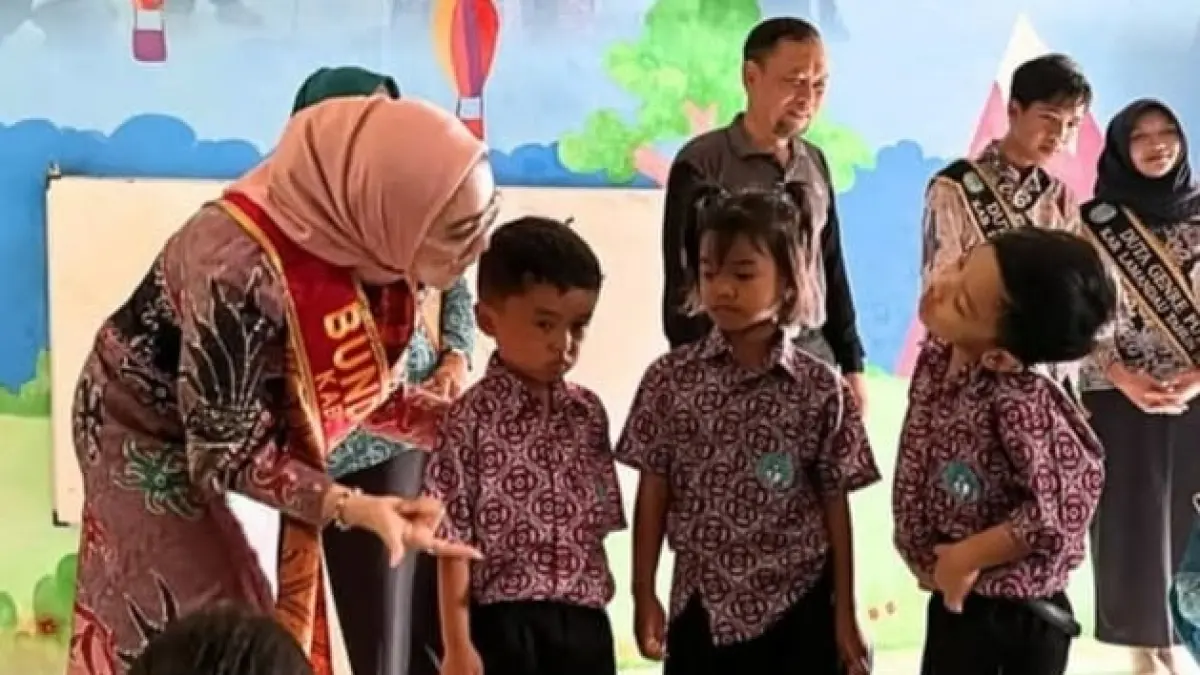 Bunda PAUD Kabupaten Lamandau Norol Latifah Rizky Aditya Putra menyapa anak usia dini. &nbsp;(RIA/RADAR SAMPIT)

&nbsp;