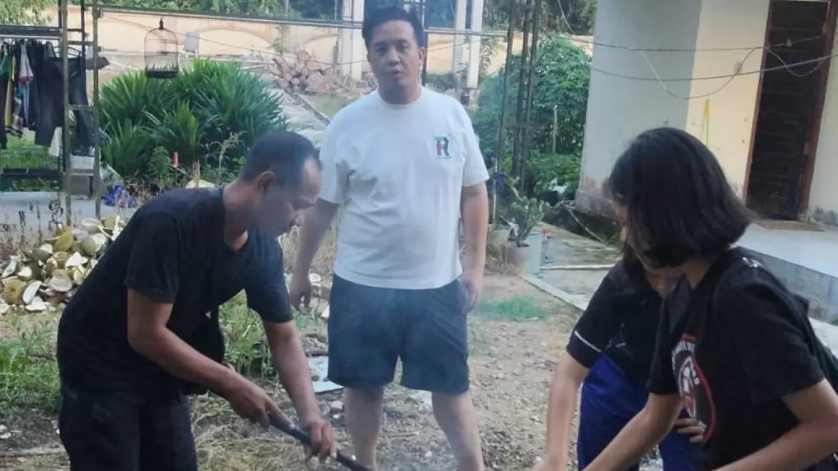 Bupati Lamandau Rizky Aditya Putra memantau warga yang sedang mengolah durian menjadi produk bernilai tambah. (RIA/RADAR SAMPIT)&nbsp;