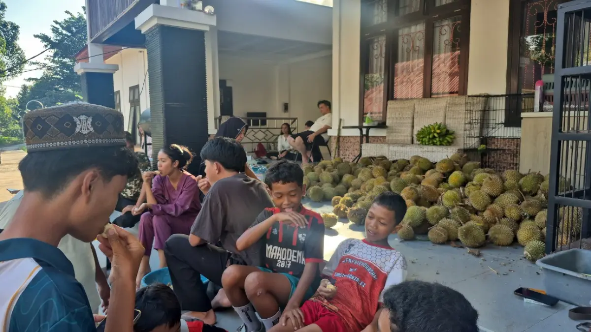 Bupati Lamandau Rizky Aditya Putra mengajak masyarakat menikmati durian lokal &nbsp;di rumah jabatan. (RIA/RADAR SAMPIT)&nbsp;