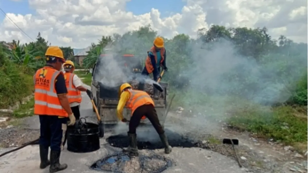 Dinas Pekerjaan Umum dan Penataan Ruang (PUPR) Kabupaten Kotawaringin Barat (Kobar) melakukan penambalan sejumlah lubang di Jalan Ahmad Wongso, arah SMPN 11 Pangkalan Bun. (ist)&nbsp;