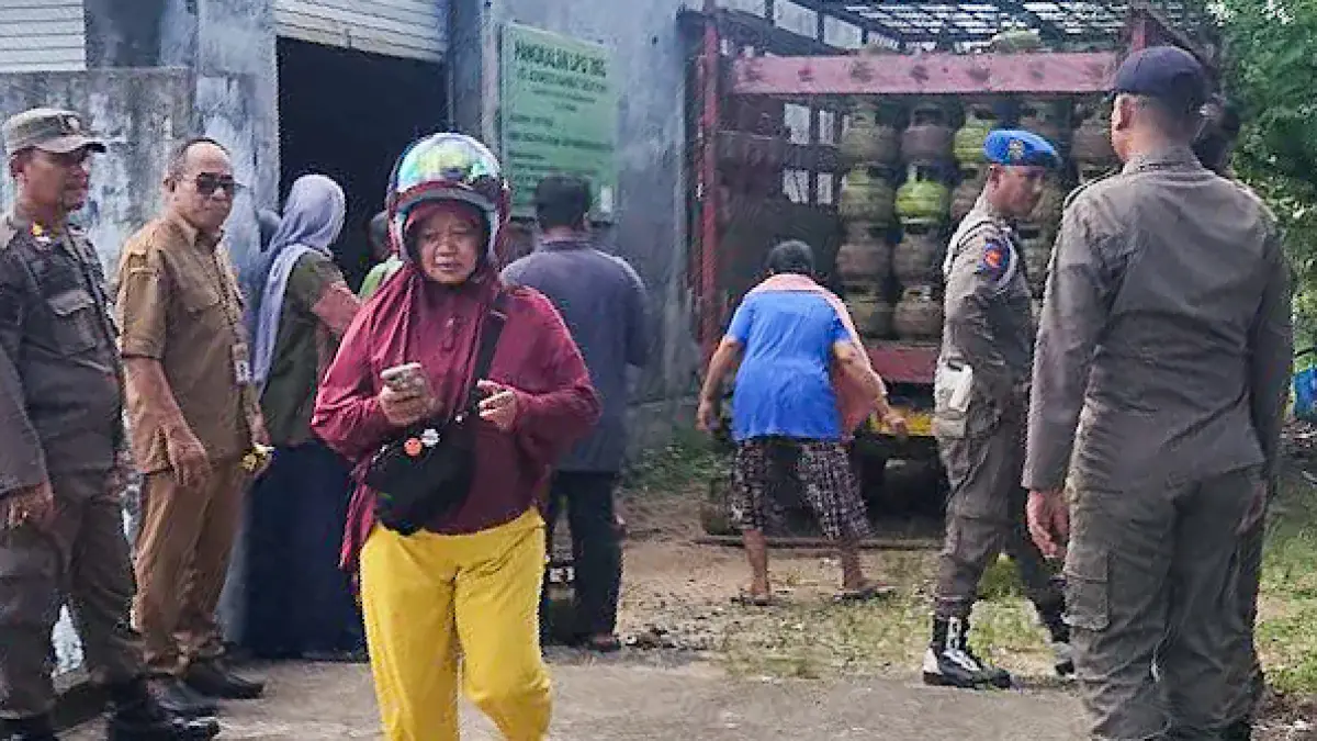Diskoperindag Seruyan melakukan pengecekan distribusi LPG 3 kilogram di salah satu pangkalan, Senin (22/6). &nbsp; (ADHIAN NOOR/RADAR SAMPIT)&nbsp;