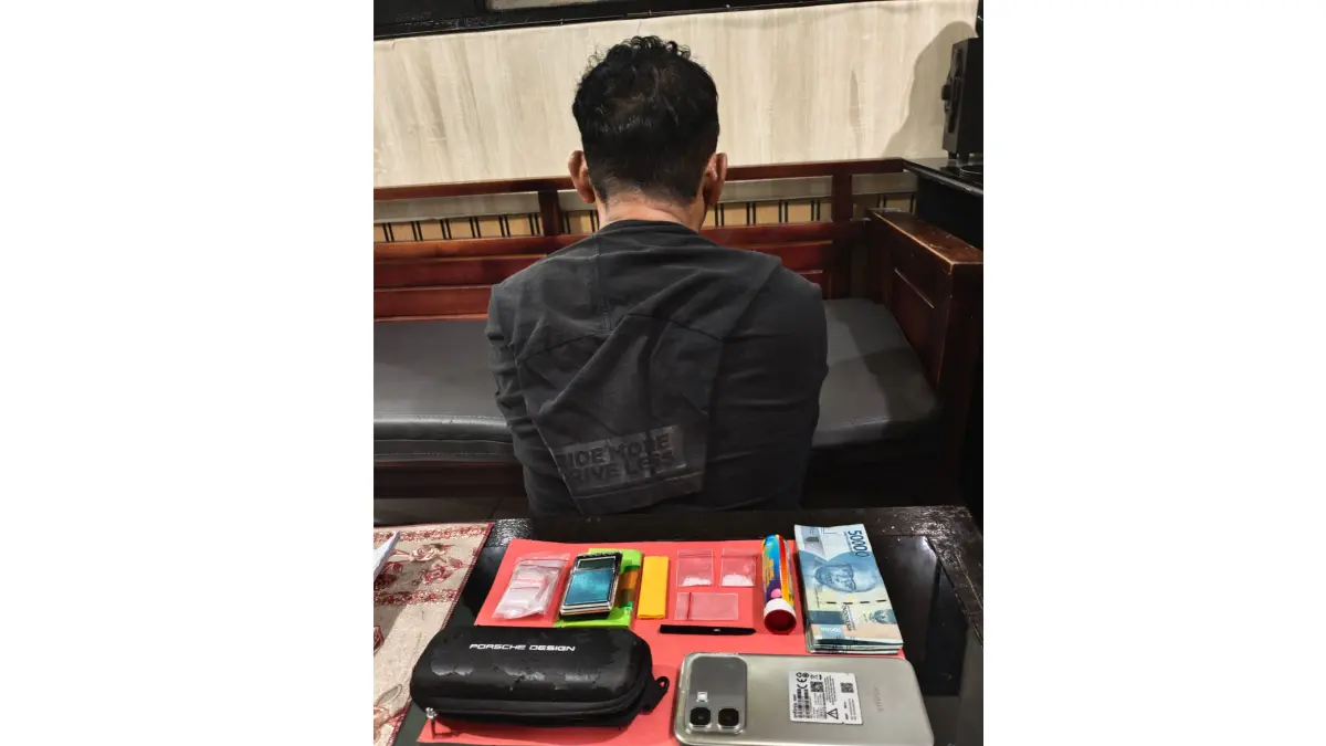 DITAHAN:&nbsp;BP (51), pemasok sabu di eks Golden Theater menjalani pemeriksaan di Mapolsek Ketapang, baru tadi.