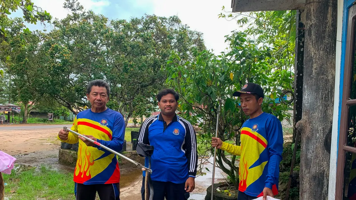 EVAKUASI: Petugas Damkar Seruyan usai evakuasi ular yang bersembunyi di dalam ranjang, Minggu (21/6/2026) (Damkar/Radar Sampit)