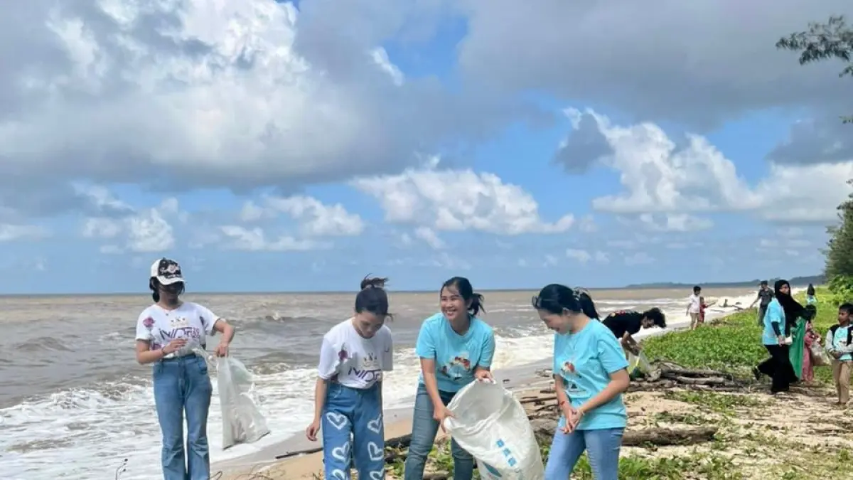 GOTONG ROYONG: Relawan dan Anak Berkebutuhan Khusus gotong royong bersihkan Pantai Seribu Cemara, Kabupaten Seruyan. (Istimewa/Radar Sampit)