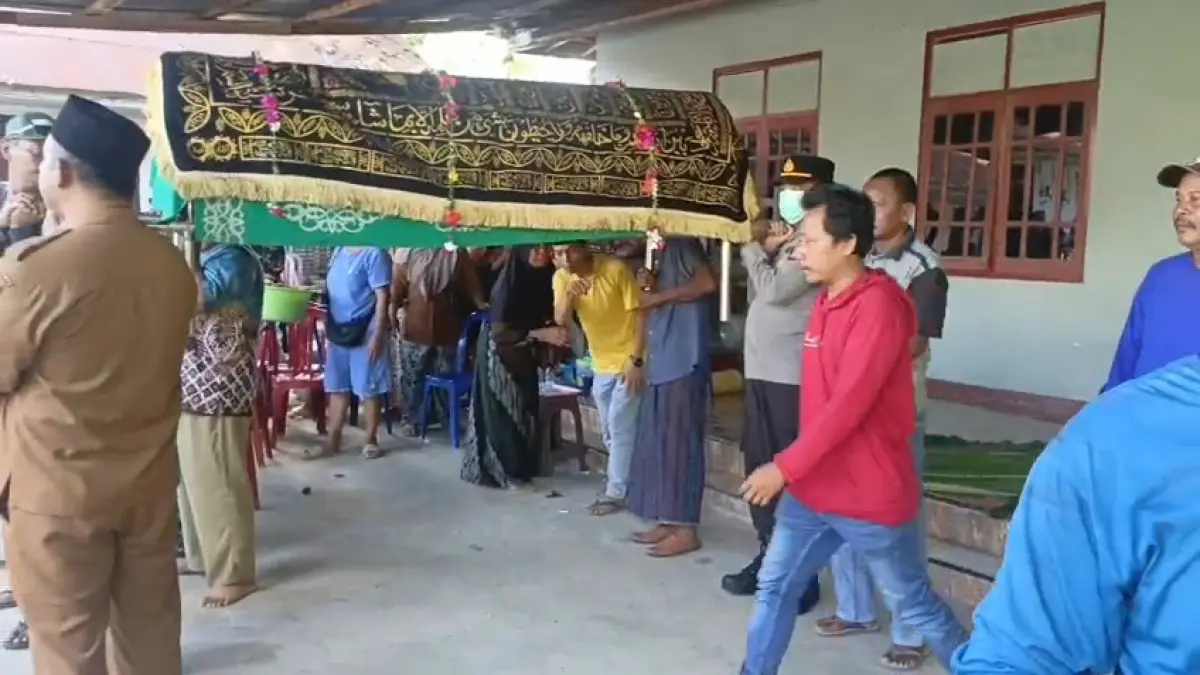 Jenazah Siti Juhairiyah (29), ketika menuju tempat pemakaman umum di Desa Karang Mulya, Kecamatan Pangkalan Banteng, Senin (22/6).(istimewa/Polsek Pangkalan Banteng)