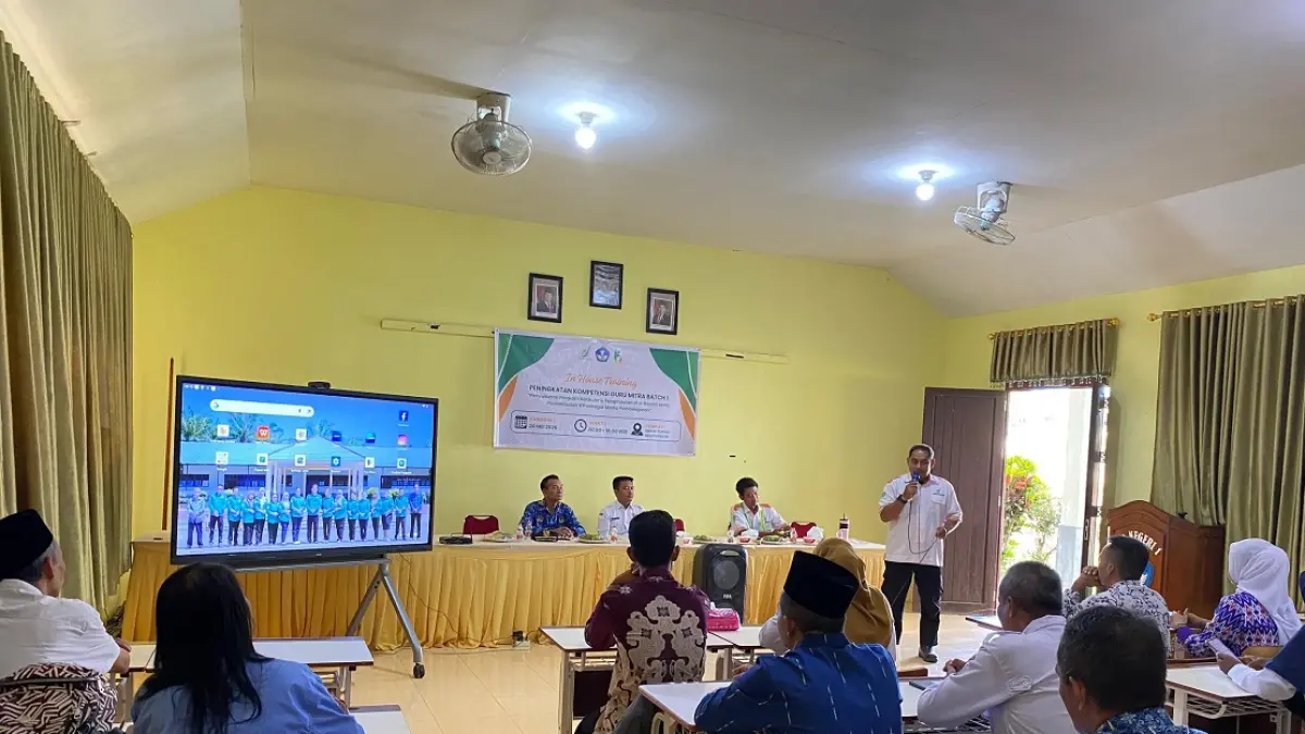 Pelatihan 158 guru untuk meningkatkan kemampuan dalam mengintegrasikan teknologi ke dalam kegiatan belajar mengajar. 