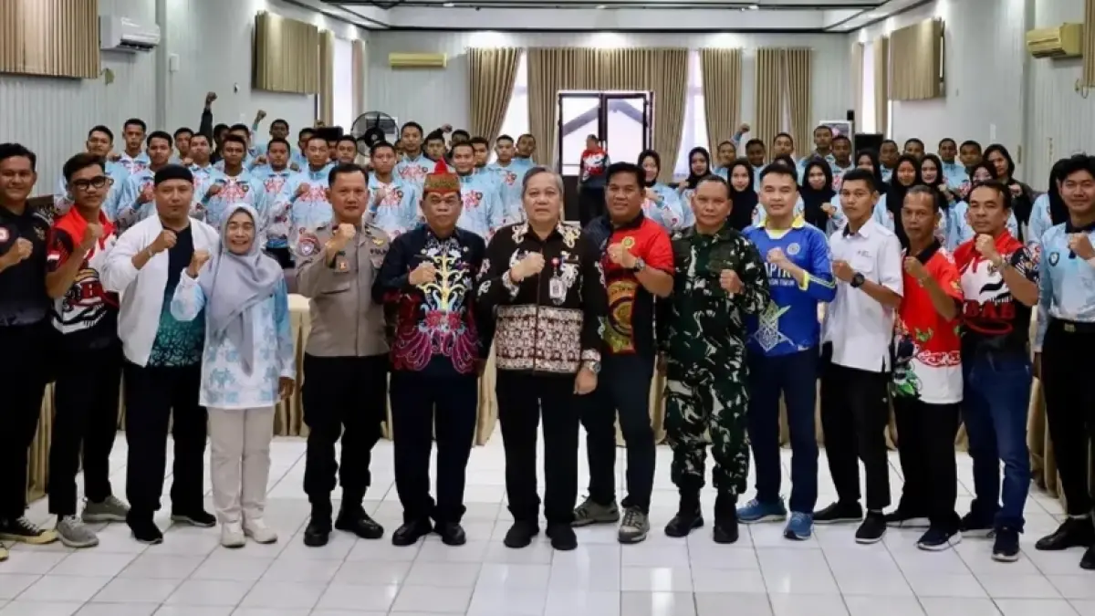 Pj Sekda Kotawaringin Timur Umar Kaderi melepas peserta Study Tour Kebangsaan Paskibraka Tahun 2026 di Aula Anggrek Tewu Kantor Bupati Kotim, Jumat (19/6). (PROKOPIMKOTIM UNTUK RADAR SAMPIT)&nbsp;