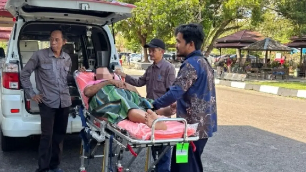 Proses pemulangan warga terlantar yang menderita stroke melalui penerbangan pesawat di Bandar Udara Iskandar Pangkalan Bun, belum lama ini. (IST)