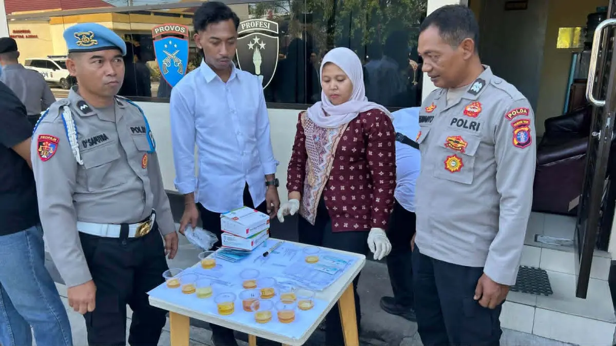 Suasana pemeriksaan tes urine terhadap 16 personel Bintara yang baru bergabung di jajaran Polresta Palangka Raya, Senin (22/6/2026).(dodi/radarsampit)