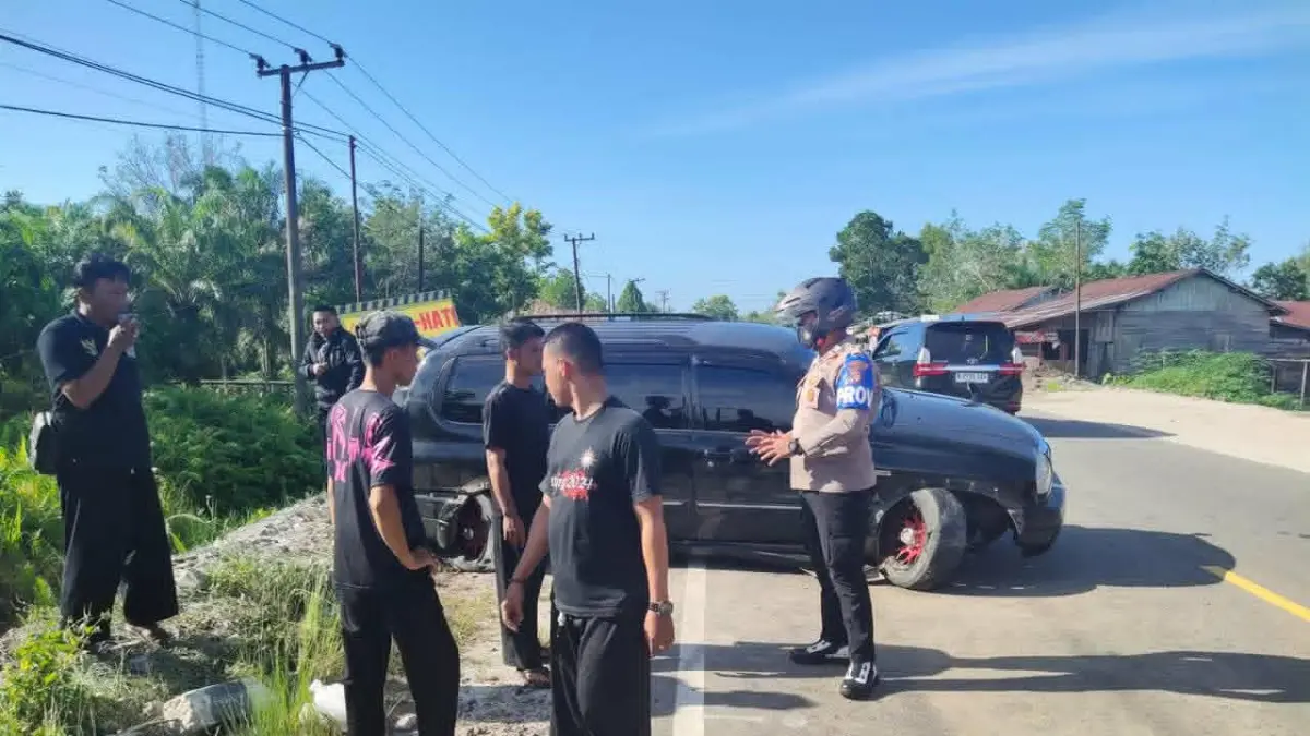 TKP: Personel kepolisian saat berada di TKP dalam Kecelakaan lalu lintas terjadi di Jalan Mahir Mahar Km 20, Kelurahan Kameloh, Kecamatan Sabangau, Minggu (21/6/2026).