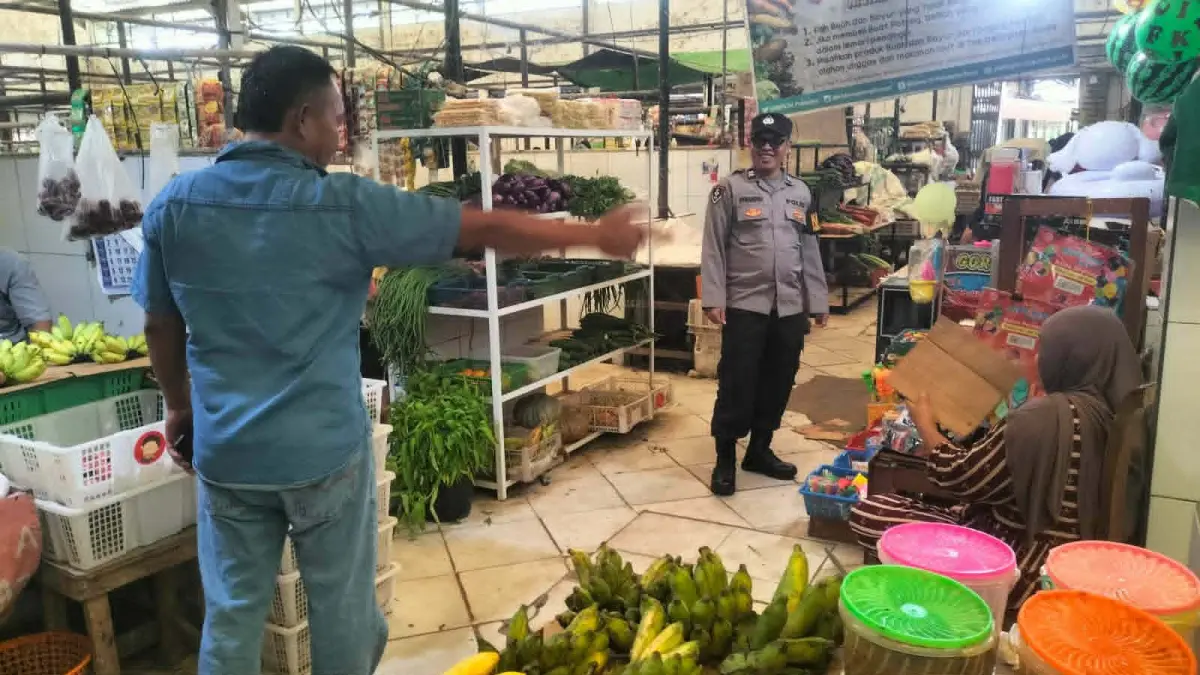 Anggota Polsek Bukit Batu saat berdialog dalam patroli di Pasar Rakyat Tangkiling, Palangka Raya, Senin (22/6).(ist)