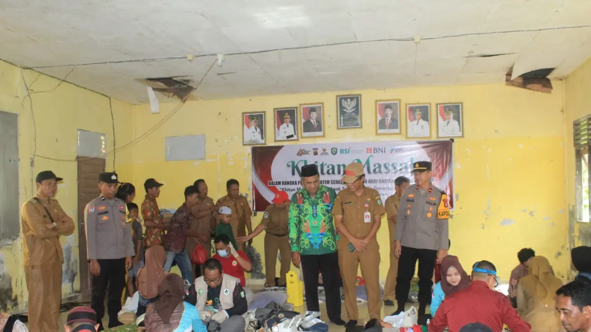 Baznas Kotim bekerja sama dengan Polres Kotim menggelar khitanan massal bagi 50 anak di Kecamatan Teluk Sampit, Senin (22/6).  (Istimewa/Radar Sampit)