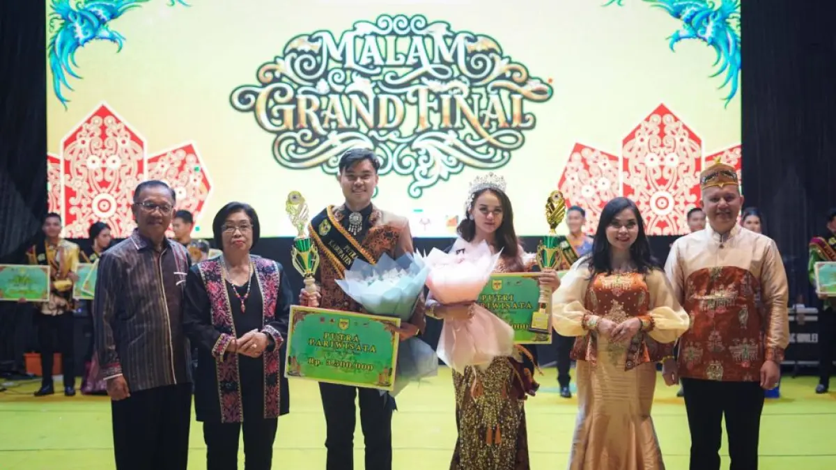 Bupati Gumas Jaya Samaya Monong dan istri Mimie Mariatie ketika bersama putra putri pariwisata tahun 2026 pada malam grand final di Stadion Mini Kuala Kurun, Minggu (21/6) malam. (ARHAM SAID/RADAR SAMPIT)&nbsp;