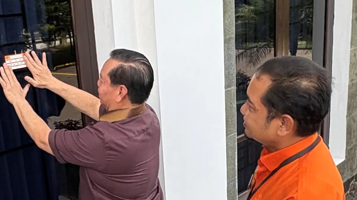 Bupati Kotim Halikinnor saat menempel striker, setelah menjadi responden Sensus Ekonomi 2026, Selasa (23/6). (Yuni/radarsampit)