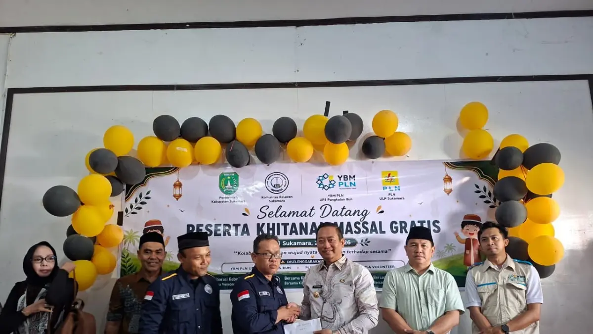 Bupati Sukamara Masduki menyerahkan bantuan bagi relawan sebagai bentuk dukungan kegiatan sosial kemasyarakatan. (FAUZIANNUR/RADAR SAMPIT)&nbsp;