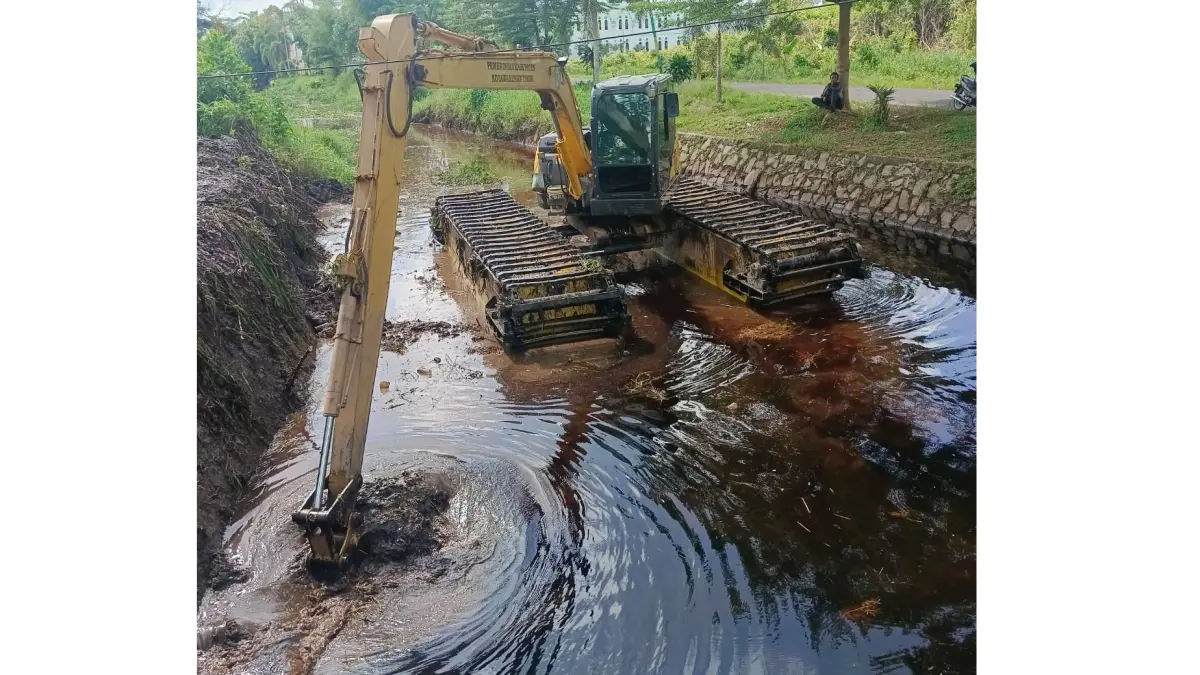 Ekskavator Amfibi saat melakukan normalisasi Sungai Mentawa, Sampit, Kabupaten Kotim.  (Istimewa/Radar Sampit).