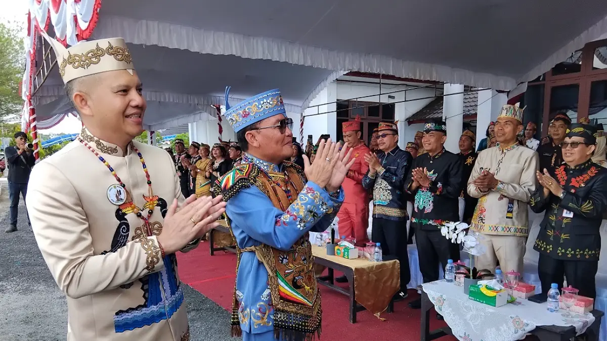 Gubernur Kalteng Agustiar Sabran bersama Bupati Gumas Jaya Samaya Monong, saat menghadiri upacara peringatan hari jadi ke-24 Kabupaten Gumas tahun 2026, di halaman kantor bupati setempat, Senin (22/6). (ARHAM SAID/RADAR SAMPIT)&nbsp;