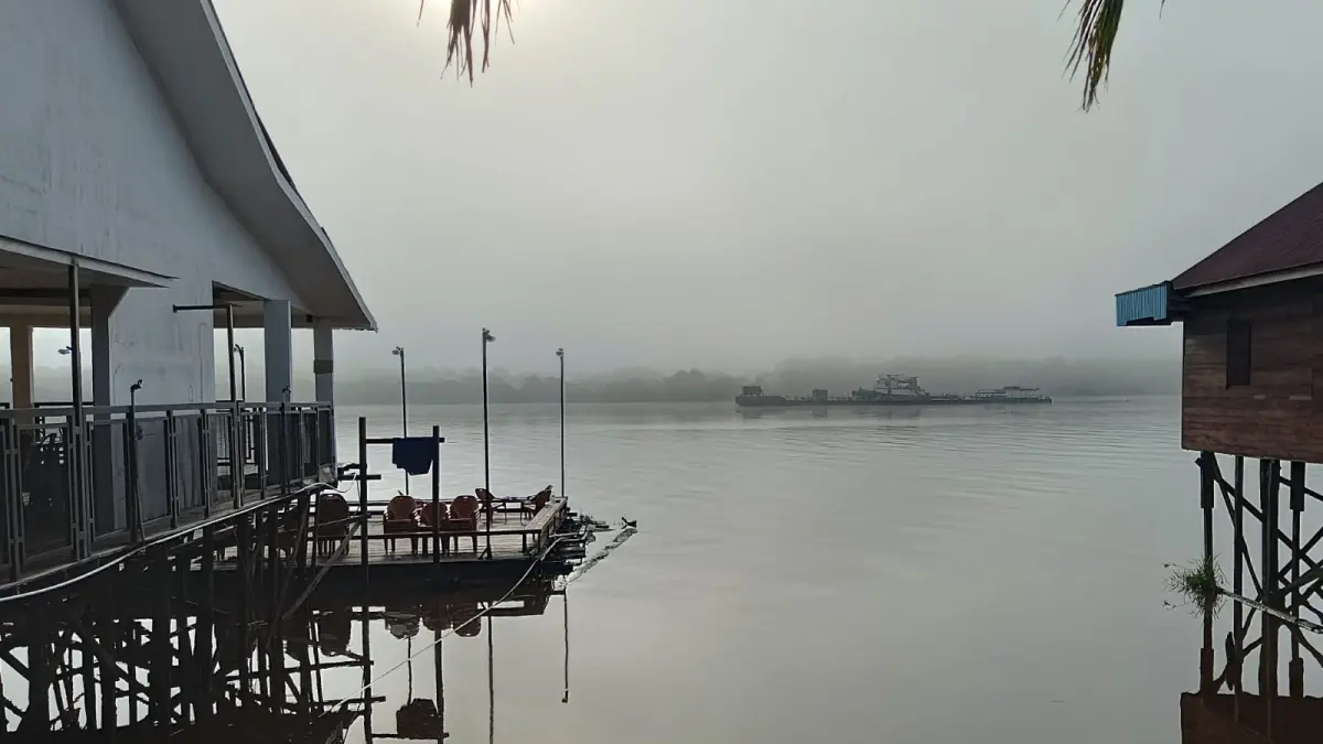 Kabut menyelimuti Sungai Mentaya saat pagi hari. Warga khawatir kabut asap datang lebih awal. (Usay Nor Rahmad/Radar Sampit)&nbsp;