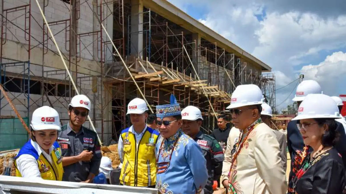 MENINJAU: Gubernur, Agustiar Sabran didampingi Bupati Gunung Mas, Jaya S Monong meninjau pembangunan Sekolah Rakyat di kabupaten setempat. (BIRO ADPIM)