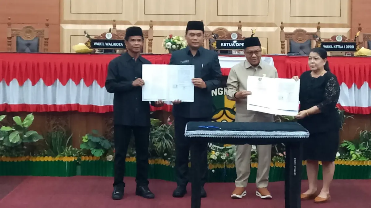 Nenia Adriati Lambung (pojok kanan) saat rapat paripurna pembahasan raperda beberapa waktu lalu.(dok.yusho/radarsampit)