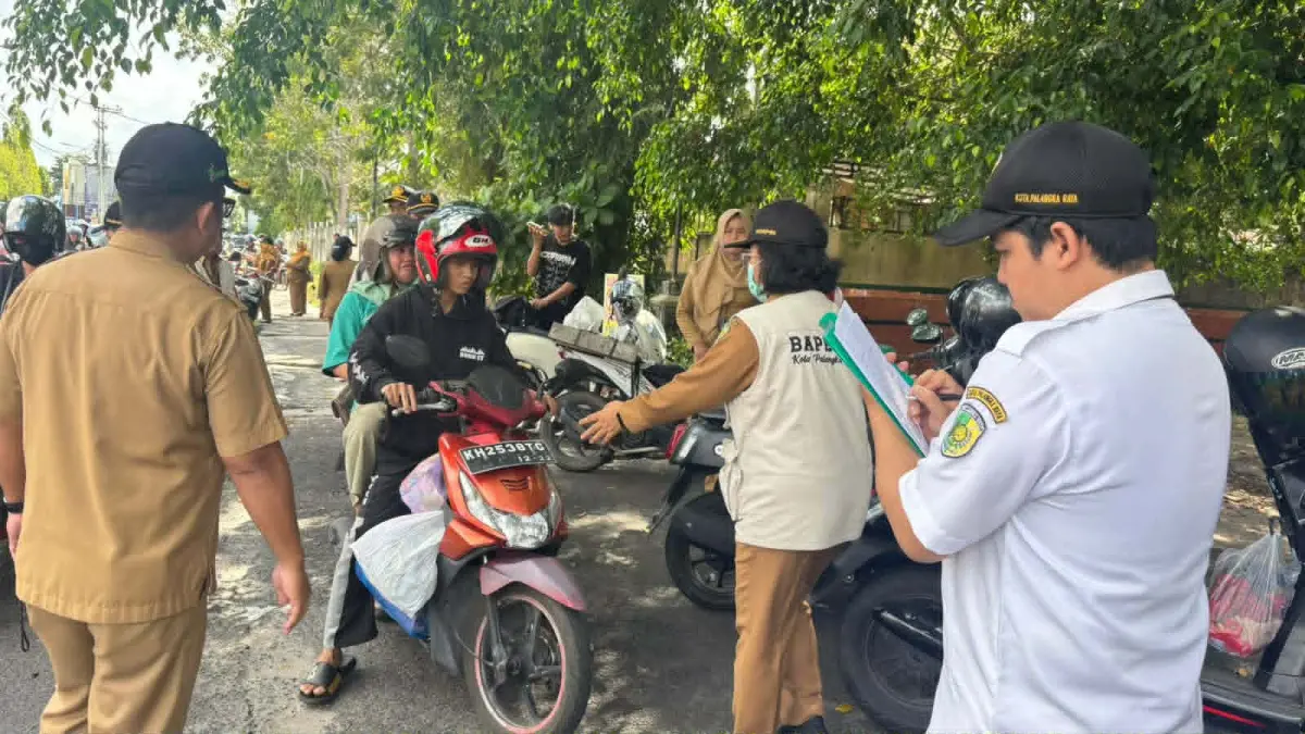 Penertiban Pajak Kendaraan Bermotor (PKB) di depan GOR Sanaman Mantikei, Jalan Dr. Wahidin Sudiro Husodo, Palangka Raya, Senin (22/6).(dodi/radarsampit)