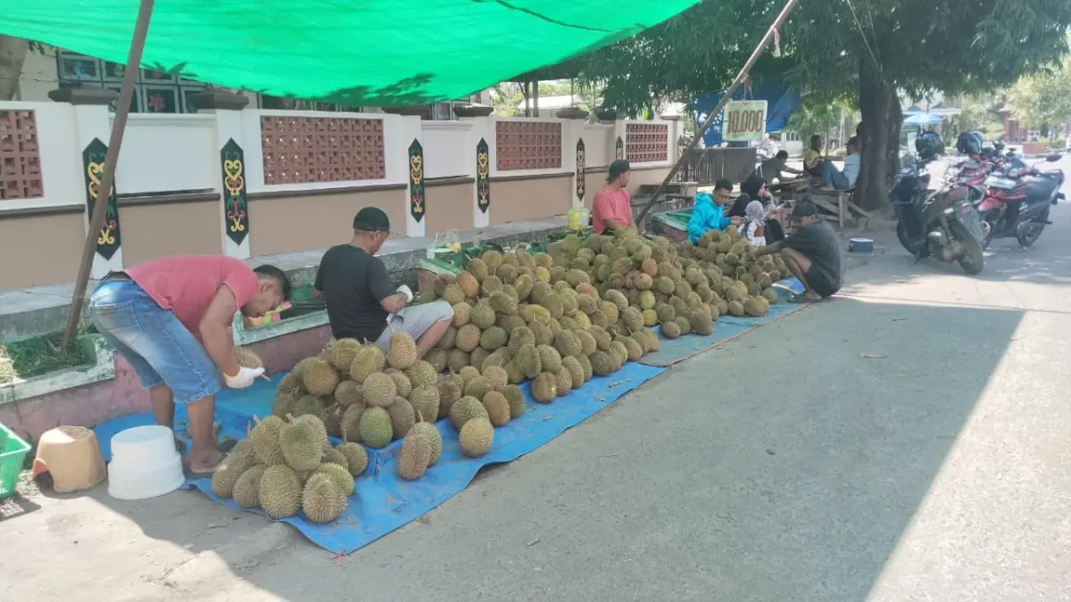Penjual durian di Sampit, Kabupaten Kotim.  (Akbar/Radar Sampit)