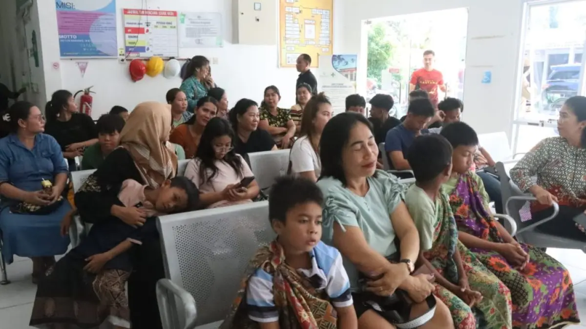 Sejumlah anak mengikuti sunat massal gratis di Puskesmas Tampang Tumbang Anjir, Minggu (21/6). (DISKOMINFO SANTIK GUMAS/RADAR SAMPIT)