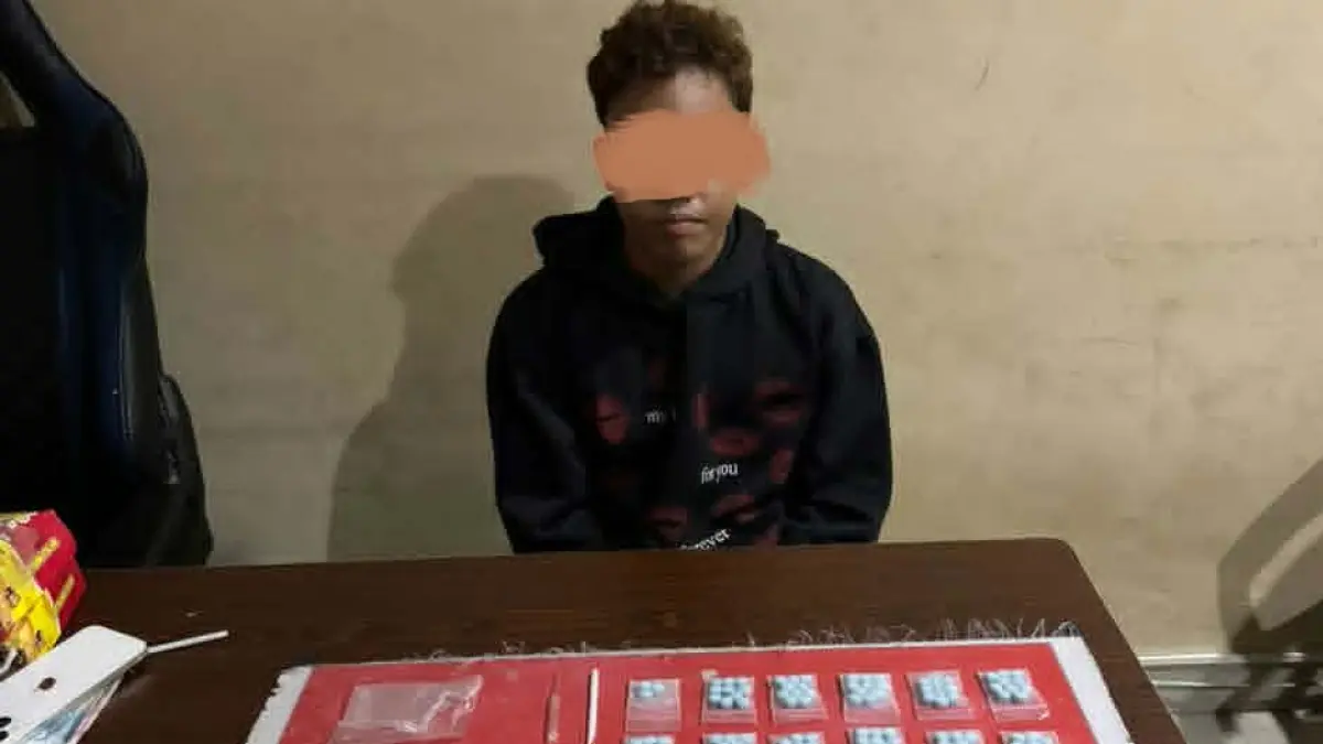 SM (17), bersama sejumlah barang bukti peredaran narkoba saat diamankan di Polresta Palangka Raya, baru-baru tadi. (istimewa)