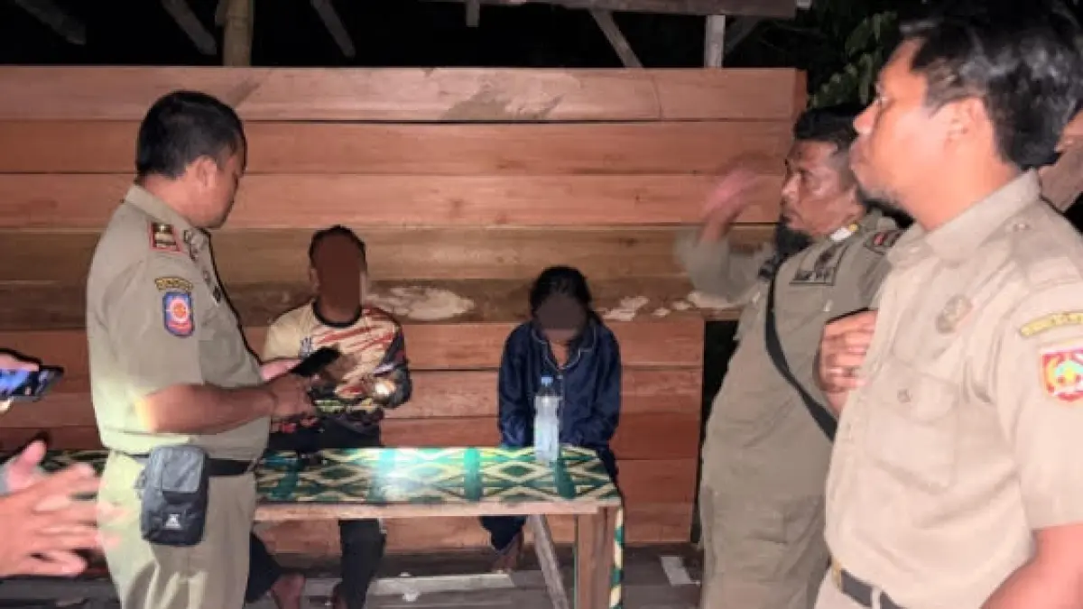 TERSESAT: Satpol PP Kobar saat mengantarkan anak perempuan ke rumah orang tua tirinya di Desa Purbasari, Kecamatan Pangkalan Lada, Kabupaten Kobar, Senin 22 Juni 2026, pukul 21.30 WIB. (ISTIMEWA/RADAR SAMPIT)