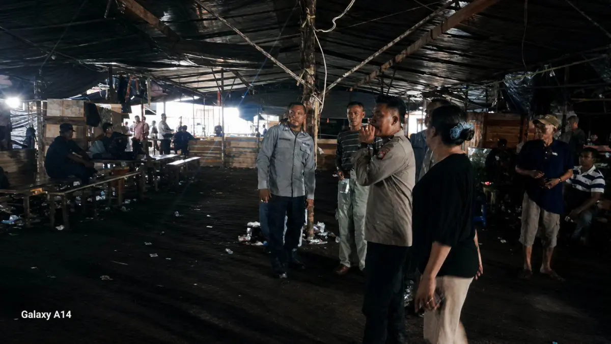 TKP: Personel kepolisian saat mendatangi lokasi dugaan praktik perjudian dadu.&nbsp;(ISTIMEWA/RADAR SAMPIT)