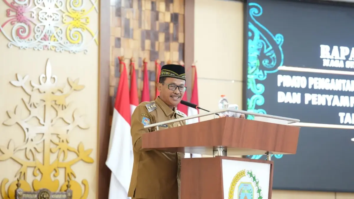 Wakil Bupati Lamandau Abdul Hamid menyampaikan pidato pengantar Rancangan Peraturan Daerah (Raperda) tentang Laporan Pertanggungjawaban (LPJ) Pelaksanaan APBD Kabupaten Lamandau Tahun Anggaran 2025, Senin (22/6).&nbsp;(RIA/RADAR SAMPIT) 
