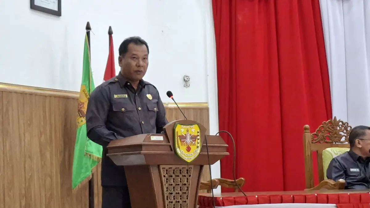 Juru Bicara Bapemperda DPRD Kabupaten Gumas Endra menyampaikan jawaban terhadap pandangan dari pemerintah daerah atas diajukan Raperda inisiatif tentang Pemberdayaan Usaha Mikro dan Pengembangan Ekonomi Kreatif, pada rapat paripurna ke 3 masa persidangan III tahun sidang 2026, Senin (22/6) sore. (ARHAM SAID/RADAR SAMPIT)&nbsp;