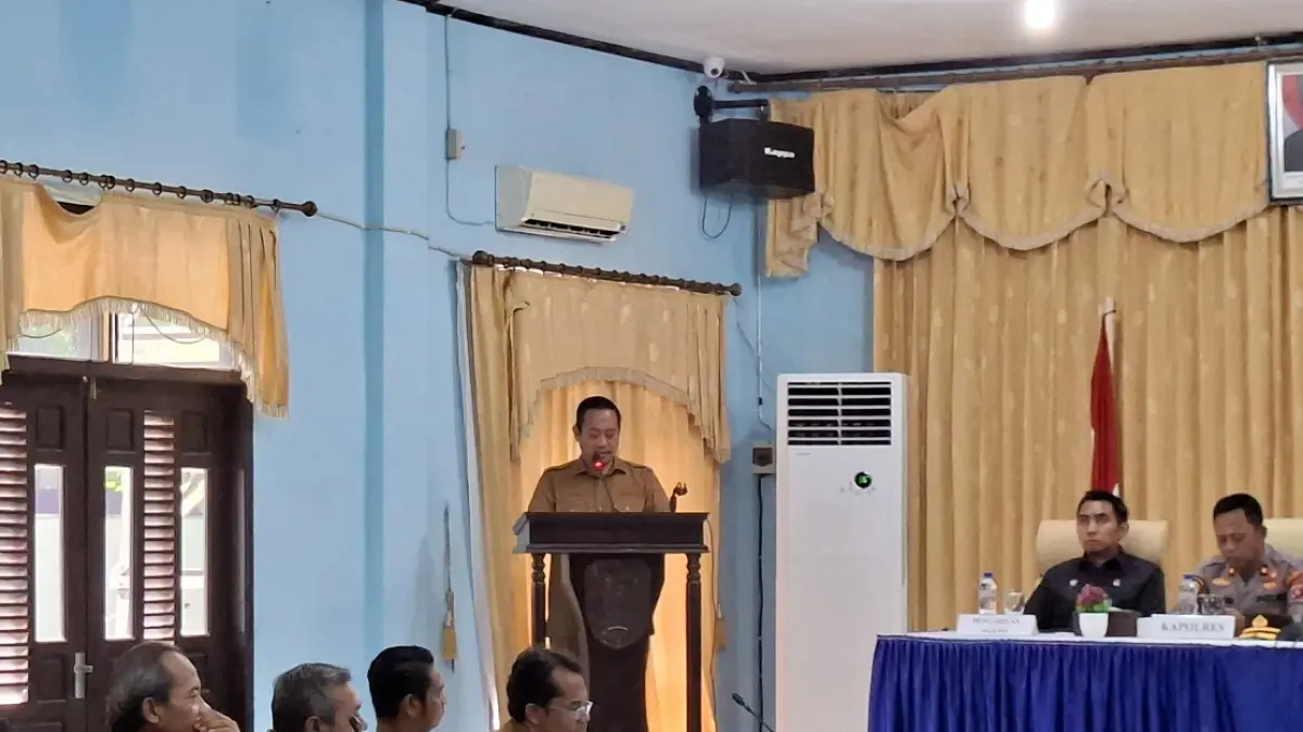 Bupati Sukamara Masduki membuka kick off dan bimbingan teknis penyusunan dokumen Rencana Perlindungan dan Pengelolaan Lingkungan Hidup. (FAUZIANNUR/RADAR SAMPIT)&nbsp;