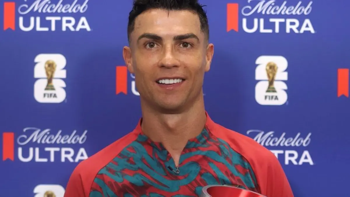 Cristiano Ronaldo menerima Man of The Match, Portugal vs Uzbekistan (net)